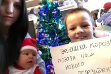 Российские комсомольцы провели акцию "Дедушка Мороз подари нам нового президента"