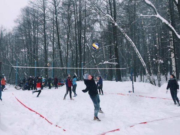 Московские комсомольцы провели турнир по волейболу на снегу