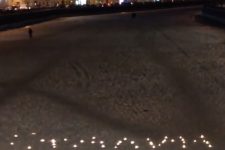 Ленинградские комсомольцы зажгли свечи на Невском проспекте в память о Иосифе Сталине