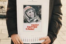 В День космонавтики комсомольцы раздали новосибирцам кексы со звёздами