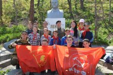 Севастопольские комсомольцы и пионеры облагородили памятник В.И. Ленину