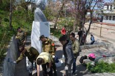 Севастопольские комсомольцы и пионеры облагородили памятник В.И. Ленину