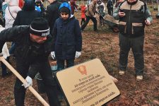 Московские комсомольцы заложили аллею 100-летия Ленинского комсомола