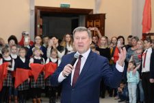«Взвейтесь кострами, синие ночи!». Более 500 новосибирских школьников стали пионерами