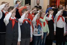 «Взвейтесь кострами, синие ночи!». Более 500 новосибирских школьников стали пионерами