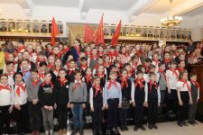 «Взвейтесь кострами, синие ночи!». Более 500 новосибирских школьников стали пионерами