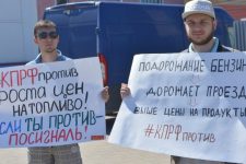 Белгородские комсомольцы провели акции протеста против повышения цен на бензин