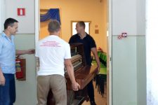 Комсомол Крыма подарил пианино детскому дому