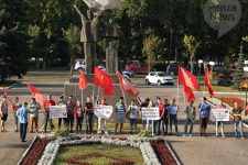 Пензенские комсомольцы провели пикет за введение льготного проезда для школьников и студентов