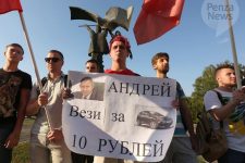 Пензенские комсомольцы провели пикет за введение льготного проезда для школьников и студентов