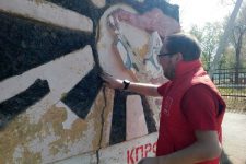 Комсомольцы Оренбурга отреставрировали стелу 50-летия ВЛКСМ
