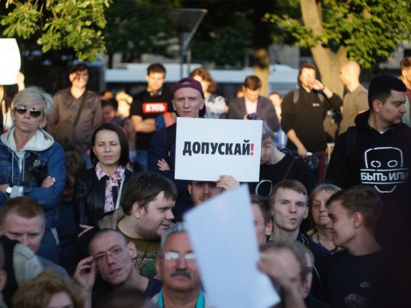 Должны ли коммунисты и комсомольцы участвовать в либеральных акциях протеста в Москве?