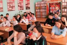 Астраханские комсомольцы провели урок "Знамя нашей Победы" для школьников села Семибугры