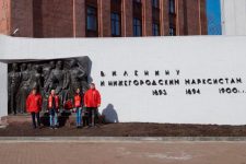 Нижний Новгород: Комсомольцы возложили цветы к отреставрированной стеле В.И. Ленину и нижегородским марксистам