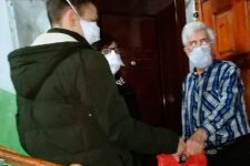 Комсомольцы Челябинской области оказывают помощь пожилым людям в рамках акции "Своих не бросаем"