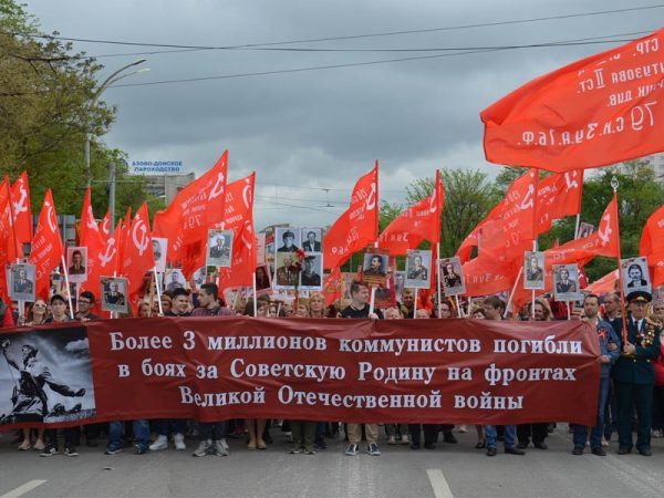 Флаг в День Победы - красный!
