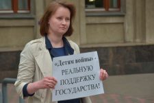 Комсомольцы Кирова провели серию одиночных пикетов в поддержку «Детей войны»
