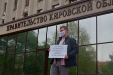 Комсомольцы Кирова провели серию одиночных пикетов в поддержку «Детей войны»