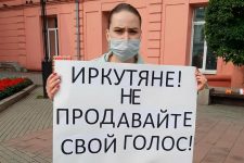 Иркутские комсомольцы провели пикет против вырубки леса на Байкале