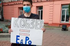 Иркутские комсомольцы провели пикет против вырубки леса на Байкале