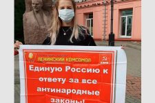 Иркутские комсомольцы провели пикет против вырубки леса на Байкале