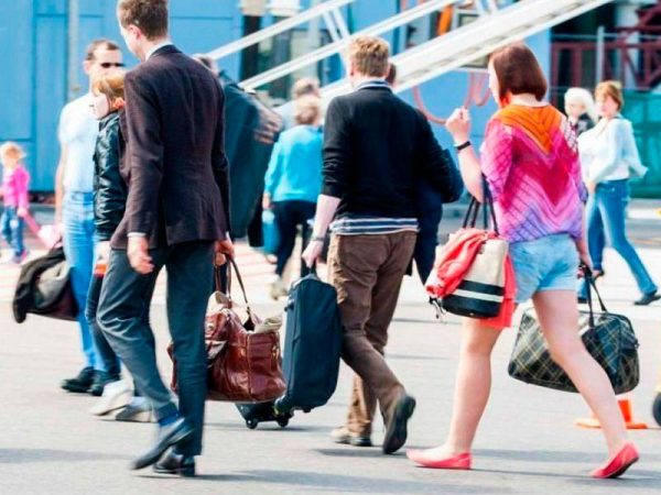 Почти 40% молодёжи хотят уехать из России