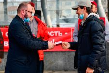 В честь Великого Октября во Владивостоке состоялись шествие и митинг