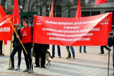 В честь Великого Октября во Владивостоке состоялись шествие и митинг