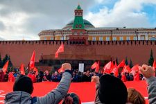 Слава Великому Октябрю! В Москве прошло возложение цветов к Мавзолею В.И. Ленина