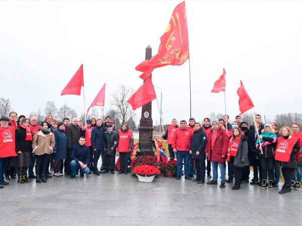 Коммунисты и комсомольцы почтили память бессмертных партизанок - Зои Космодемьянской и Веры Волошиной