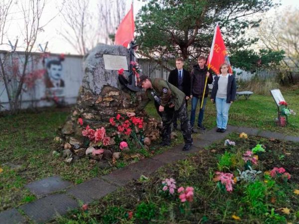 Комсомольцы Подмосковья почтили память защитника Дома Советов